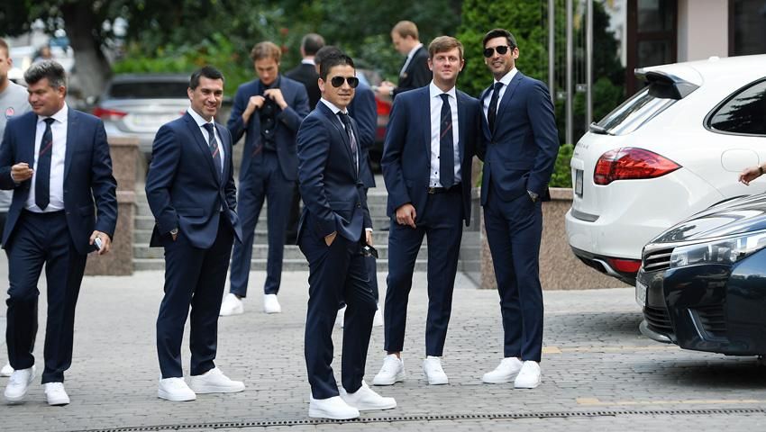 Класичні костюми та білі кросівки: "Шахтар" прибув до Одеси на матч Суперкубка