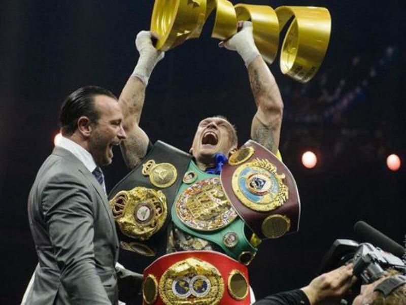 Усик воскликнул после боя "Батя в здании!" Усик воскликнул после боя "Батя в здании!"