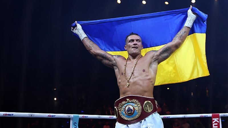 Абсолютний чемпіон світу Усик повернувся з Москви додому: відео Абсолютний чемпіон світу Усик повернувся з Москви додому: відео