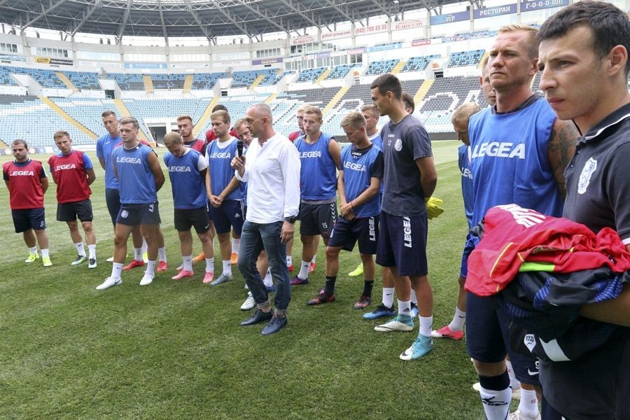 "Черноморец" на тренировке представил 11 новичков команды