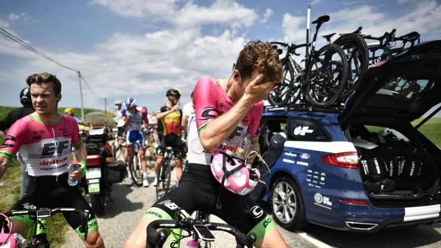 Этап Tour de France остановили из-за забастовки фермеров Этап Tour de France остановили из-за забастовки фермеров