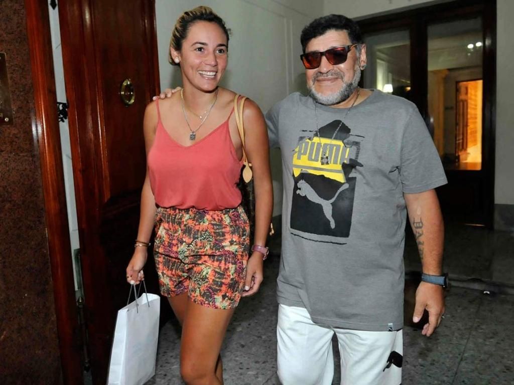 Марадона одружиться з дівчиною, яка вдвічі молодша за нього Марадона одружиться з дівчиною, яка вдвічі молодша за нього