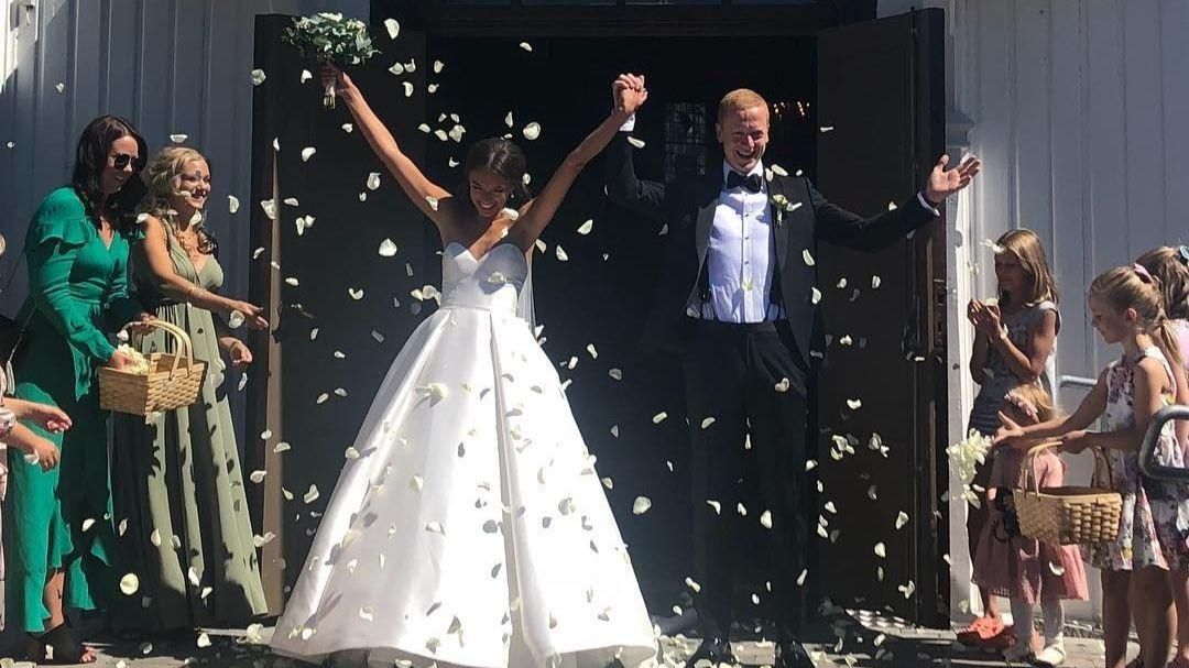 Появились фото с роскошной свадьбы норвежского биатлониста Йоханнеса Бё Появились фото с роскошной свадьбы норвежского биатлониста Йоханнеса Бё