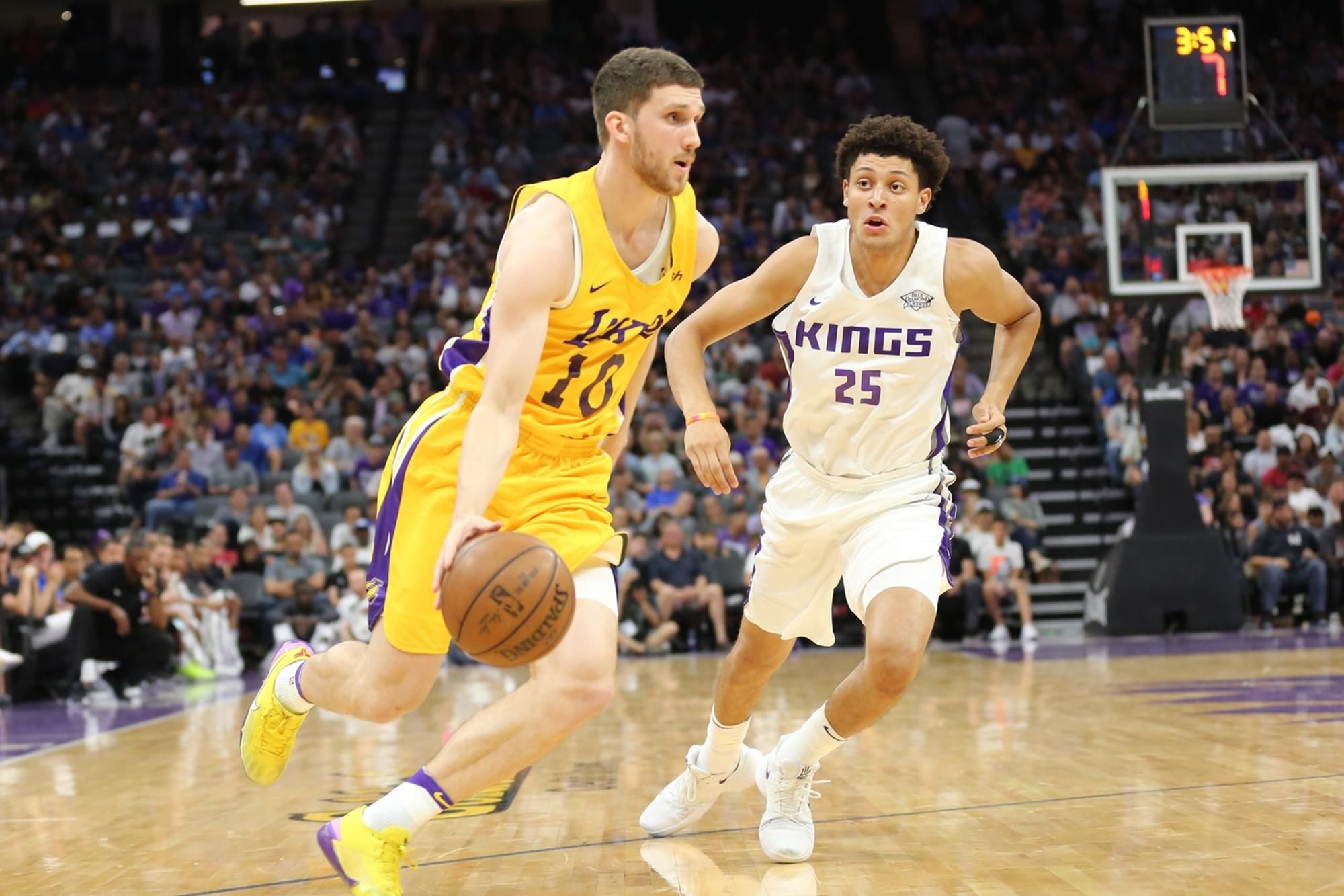 Святослав Михайлюк вдало дебютував за "Лейкерс" Святослав Михайлюк вдало дебютував за "Лейкерс"