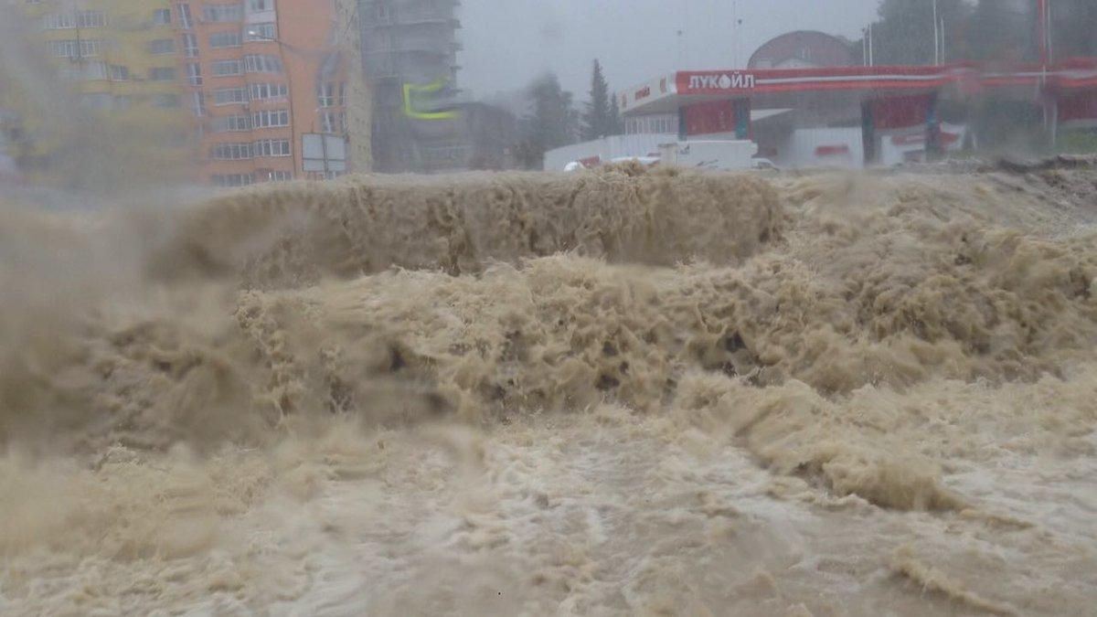 Сочі затопило: матч Росія – Хорватія на Чемпіонаті світу  під загрозою зриву (фото та відео)