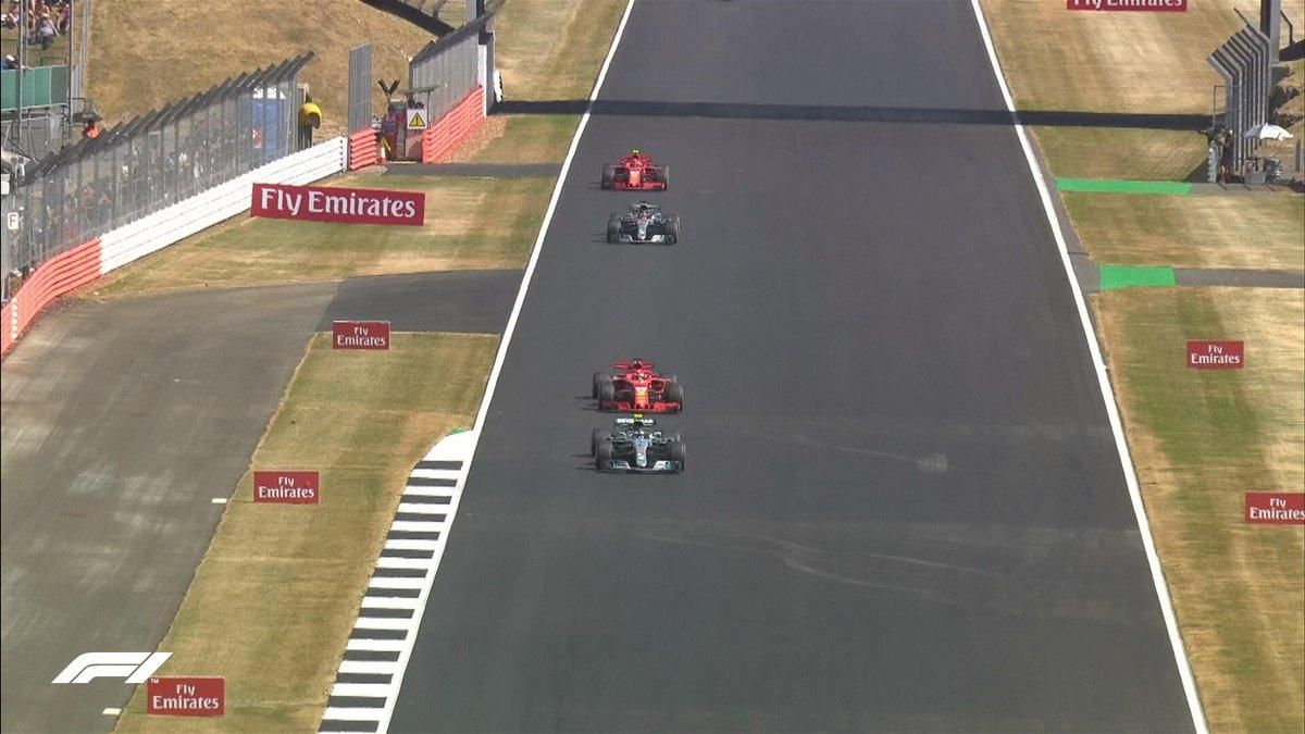 Формула-1: Феттель выиграл гонку, Хэмилтон отыграл 16 позиций после столкновения (видео)