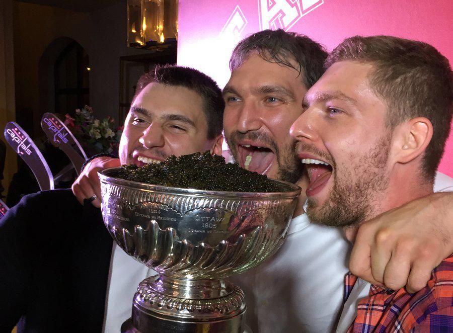 "По-справжньому російський": Овечкін наповнив Кубок Стенлі чорною ікрою "По-справжньому російський": Овечкін наповнив Кубок Стенлі чорною ікрою