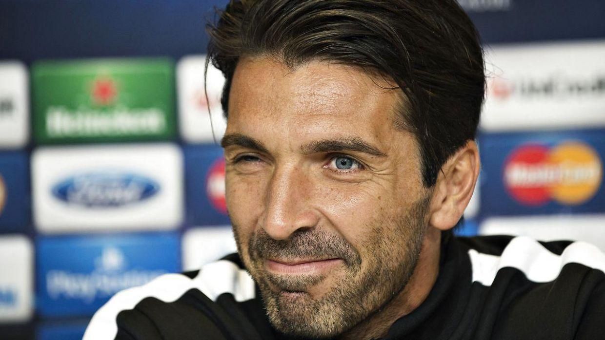 Пиротехника и песни: как Буффона встречали в ПСЖ Пиротехника и песни: как Буффона встречали в ПСЖ