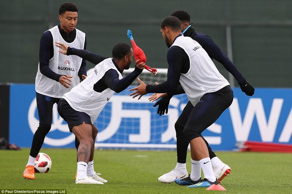 Секс-символ на трибуні і гумові іграшки на тренуванні – нефутбольні цікавинки ЧС-2018 Секс-символ на трибуні і гумові іграшки на тренуванні – нефутбольні цікавинки ЧС-2018