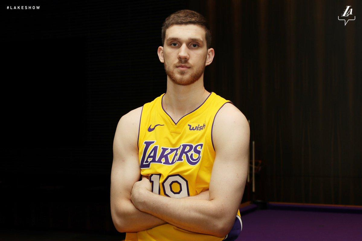 "Лос-Анджелес Лейкерс" официально подписали контракт с украинцем Святославом Михайлюком