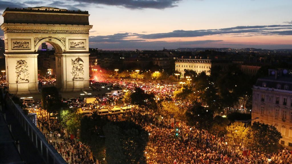 Франция вышла в финал ЧМ-2018: как выглядело помешательство на улицах Парижа