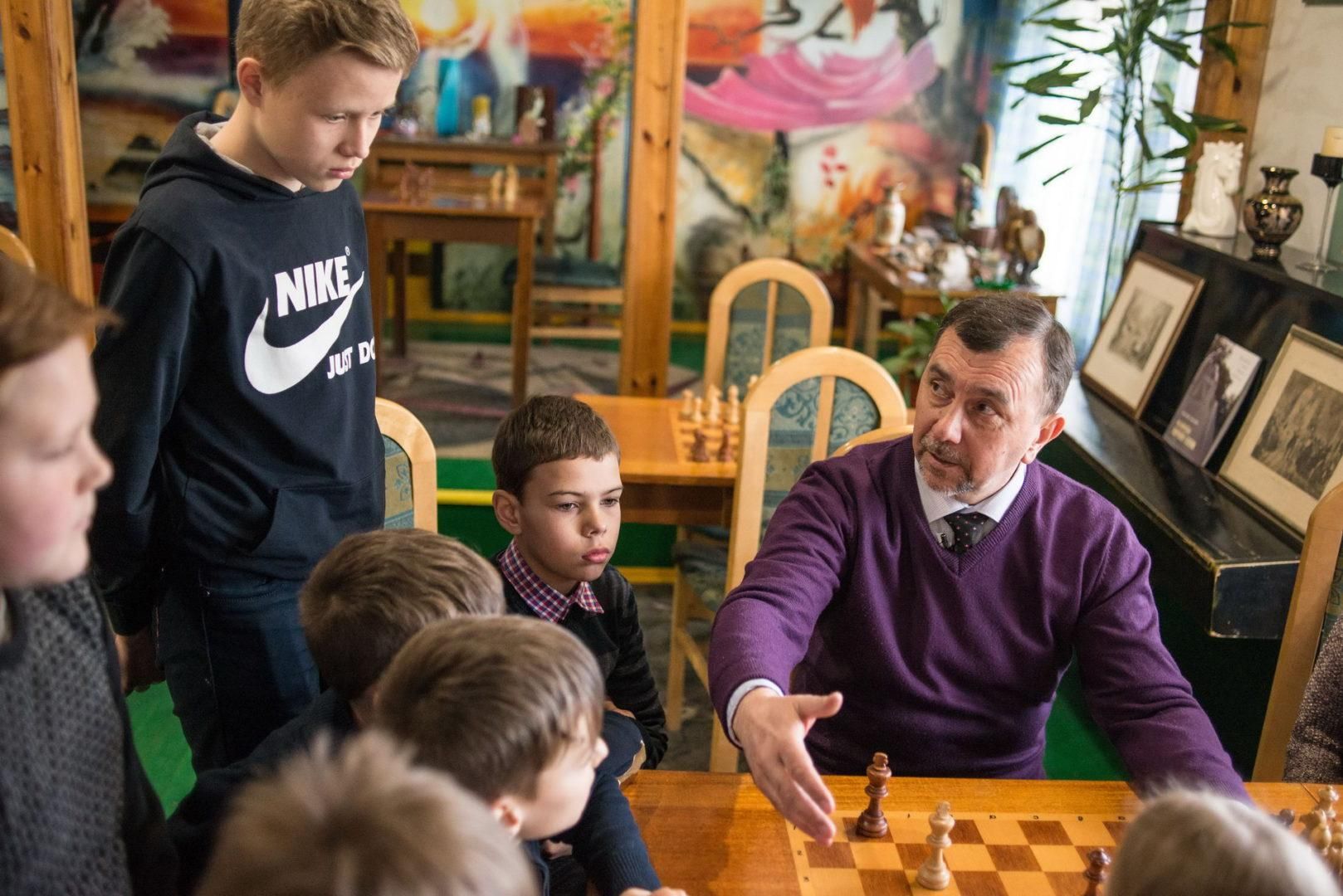 "Мене надихають діти": як звичайний учитель з нуля створив у Костополі шаховий клуб 