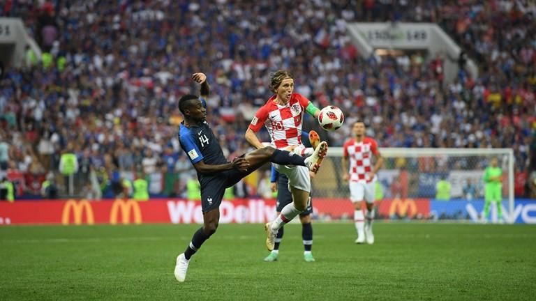 Во время финала Чемпионата мира на поле выбежали участники Pussy Riot: видео Во время финала Чемпионата мира на поле выбежали участники Pussy Riot: видео