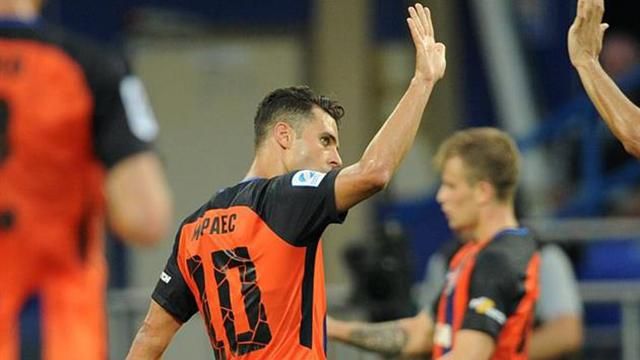 Гравець "Шахтаря" Мораєс не потис руки футболістам "Динамо" перед початком матчу Гравець "Шахтаря" Мораєс не потис руки футболістам "Динамо" перед початком матчу