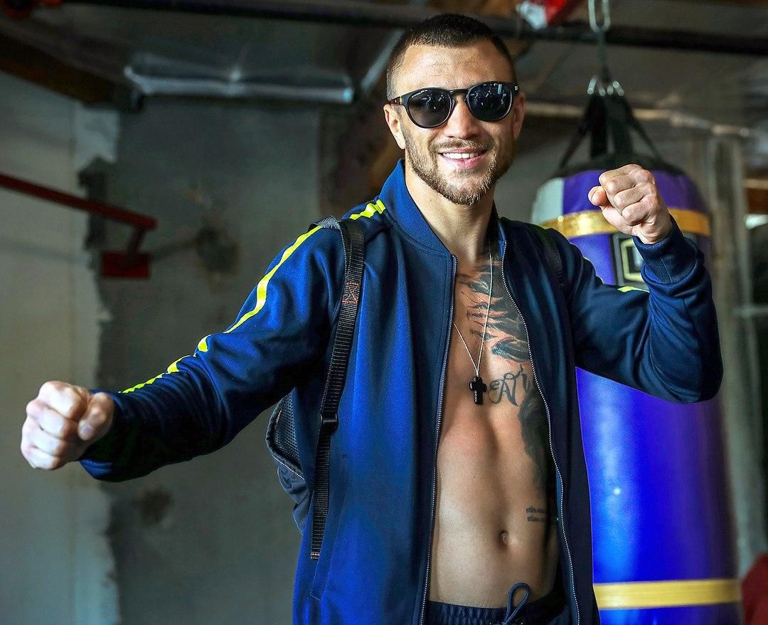 Ломаченко выполнил опасный трюк голыми руками: видео Ломаченко выполнил опасный трюк голыми руками: видео