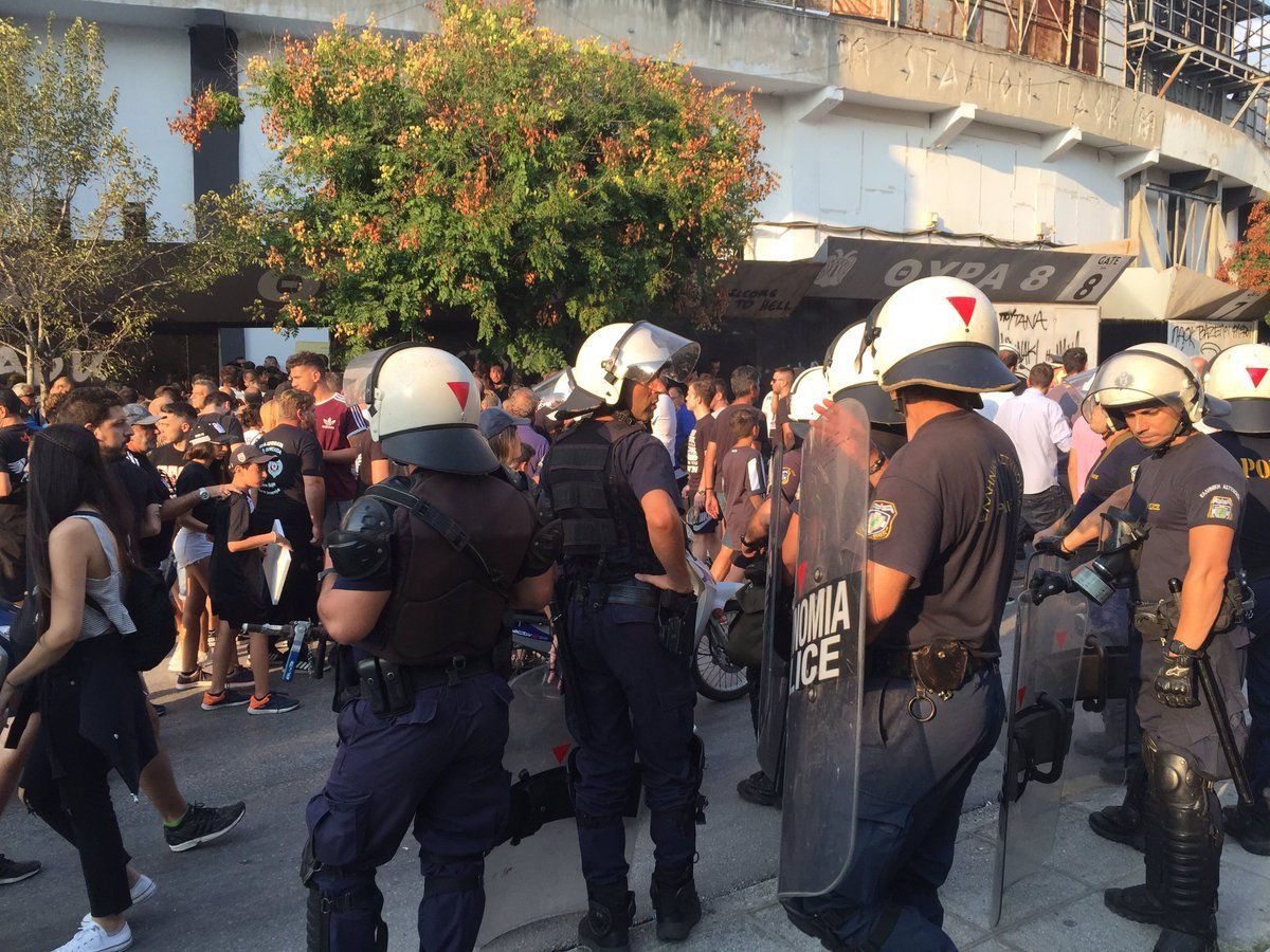 Фанати ПАОКу, за який виступають українці, напали на російських журналістів Фанати ПАОКу, за який виступають українці, напали на російських журналістів