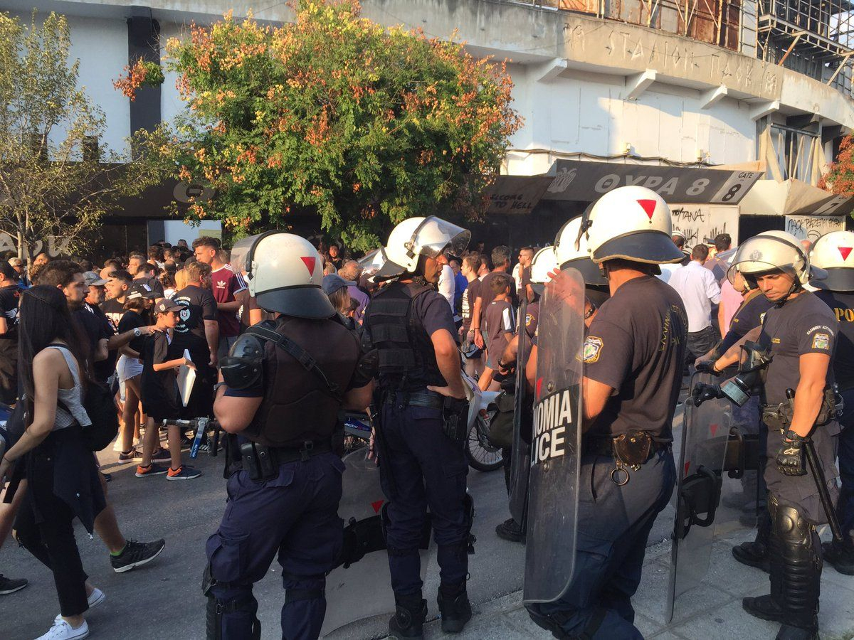 Фанаты ПАОКа, за который выступают украинцы, напали на российских журналистов