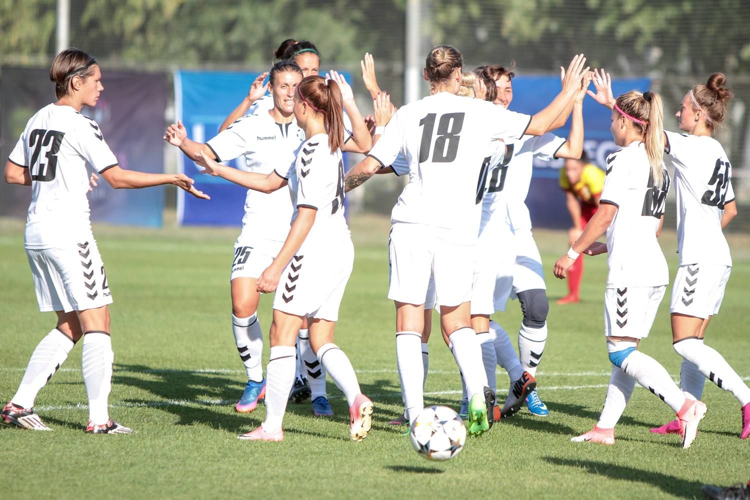 Українська команда у меншості розгромила суперниць у матчі Ліги Чемпіонів Українська команда у меншості розгромила суперниць у матчі Ліги Чемпіонів