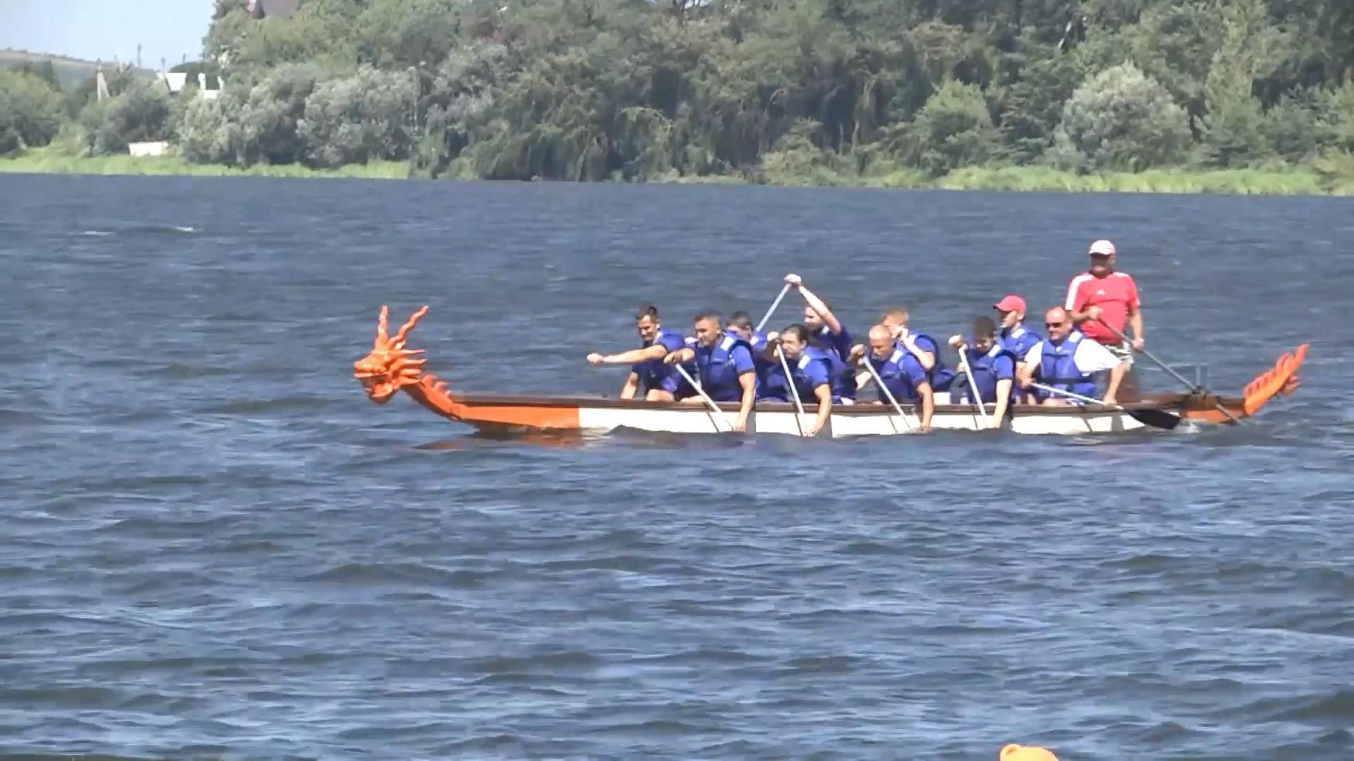В Тернополе состоялись соревнования на необычных лодках: зрелищное видео