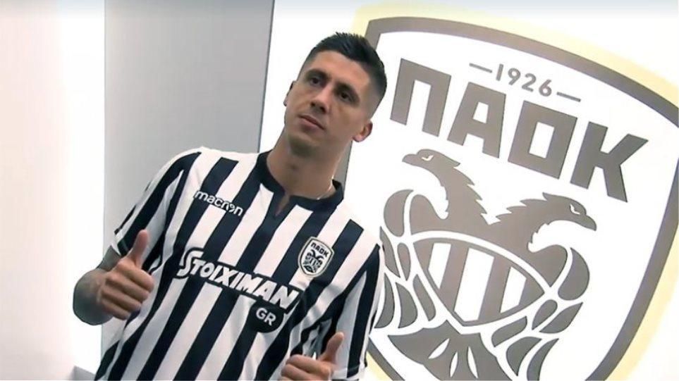 Хачериди показал щитки с флагом Украины на матче в Москве Хачериди показал щитки с флагом Украины на матче в Москве