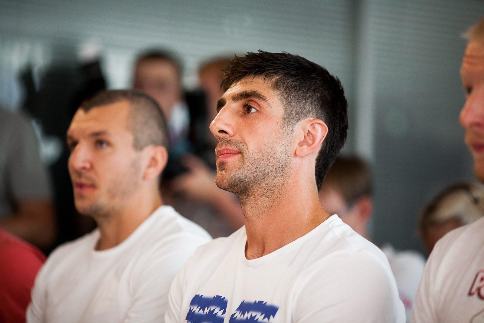 Украинский футболист напал на арбитра и получил наказание: видео Украинский футболист напал на арбитра и получил наказание: видео