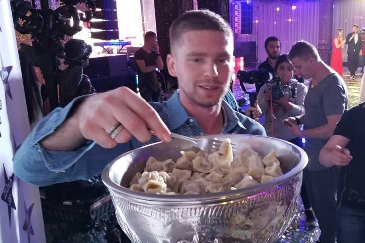 Російський хокеїст їв пельмені з Кубка Стенлі