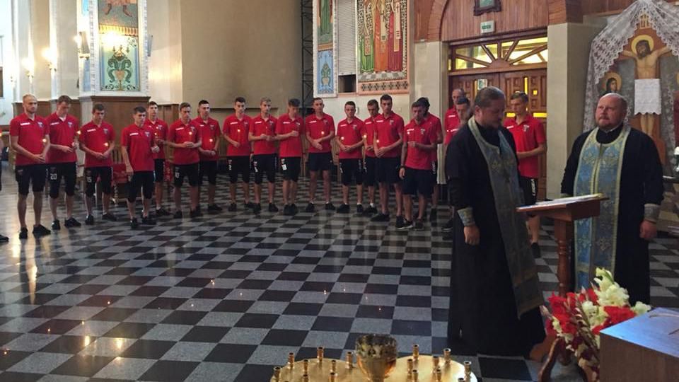 Футбольний клуб "Верес" відправив гравців до церкви перед матчем: фото та відео