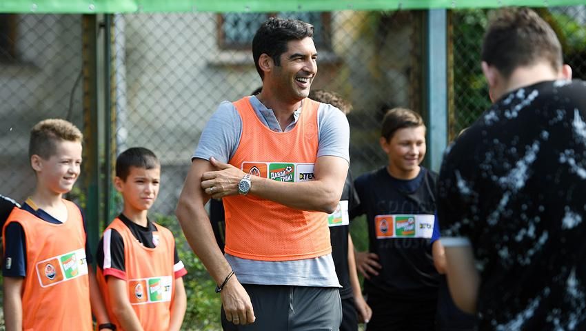 Тренер "Шахтаря" Фонсека зіграв з дітьми у футбол та не забив пенальті: відео Тренер "Шахтаря" Фонсека зіграв з дітьми у футбол та не забив пенальті: відео