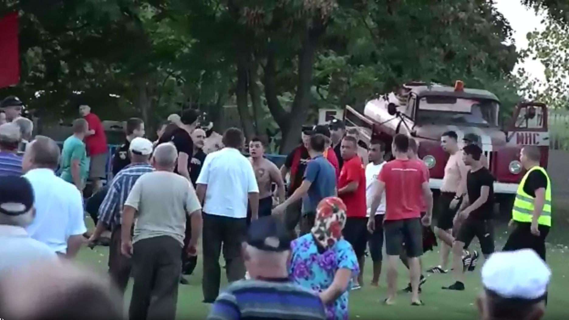 Футбольный матч в Украине закончился массовой дракой фанатов: видео Футбольный матч в Украине закончился массовой дракой фанатов: видео