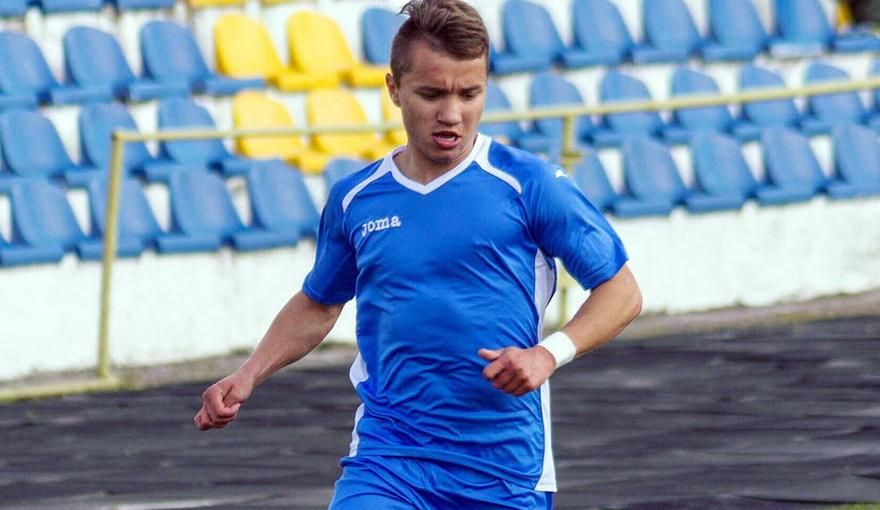 Украинский футболист забил гол в матче, в котором играл со сломанной рукой: видео