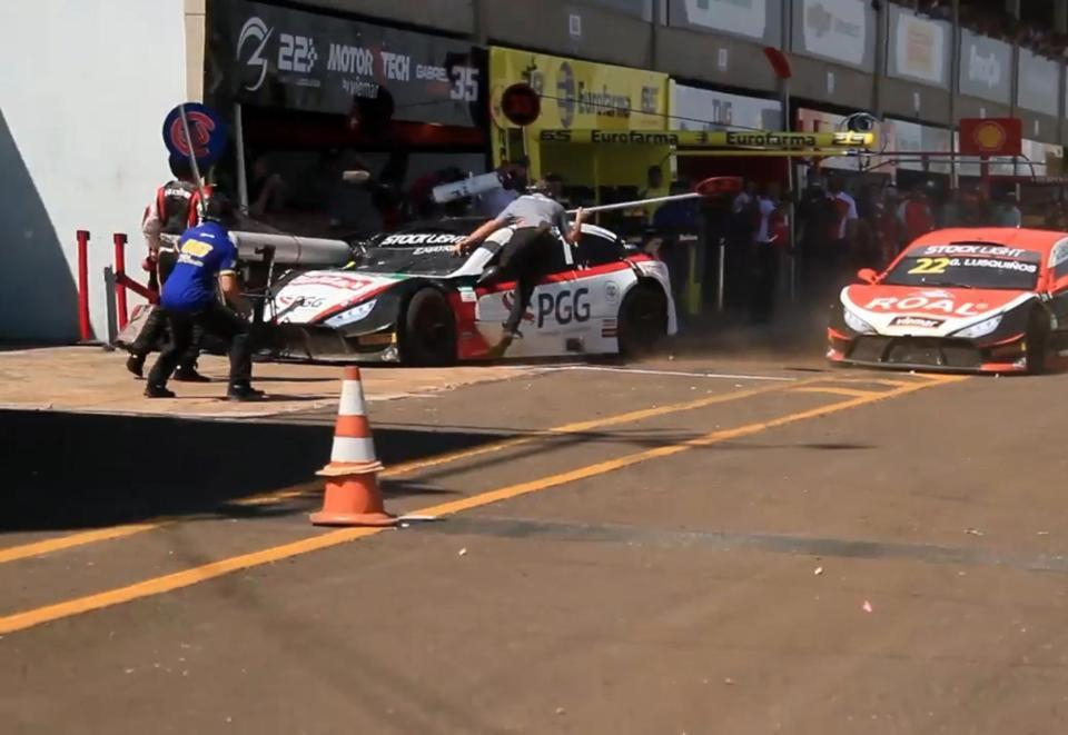 Во время гонки в Бразилии произошла авария на пит-лейне с пострадавшими: видео
