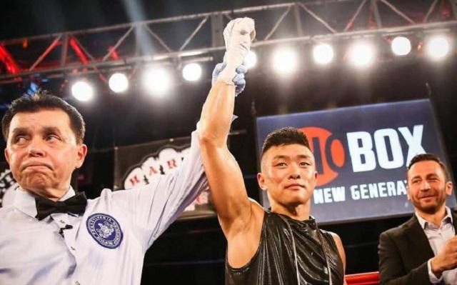 Украинский боксер эффектным нокаутом во втором раунде победил в Москве: видео