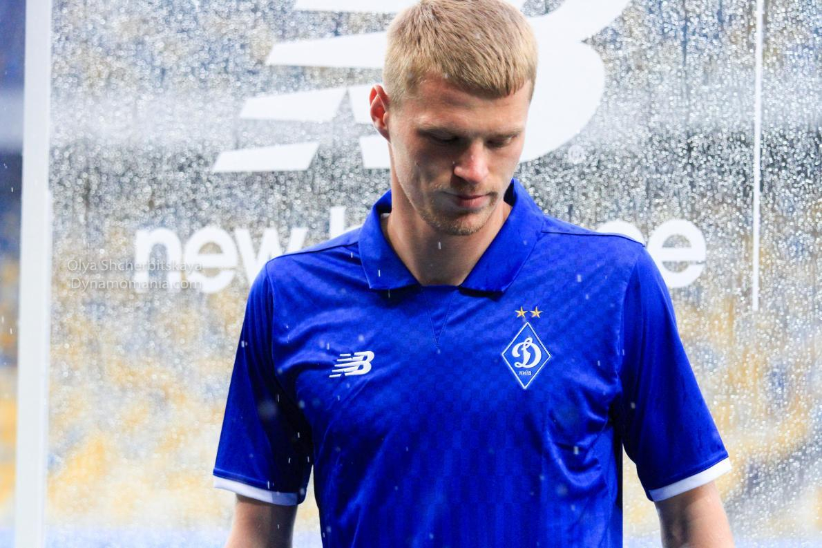 Футболиста "Динамо" облили пивом после забитого гола: видео