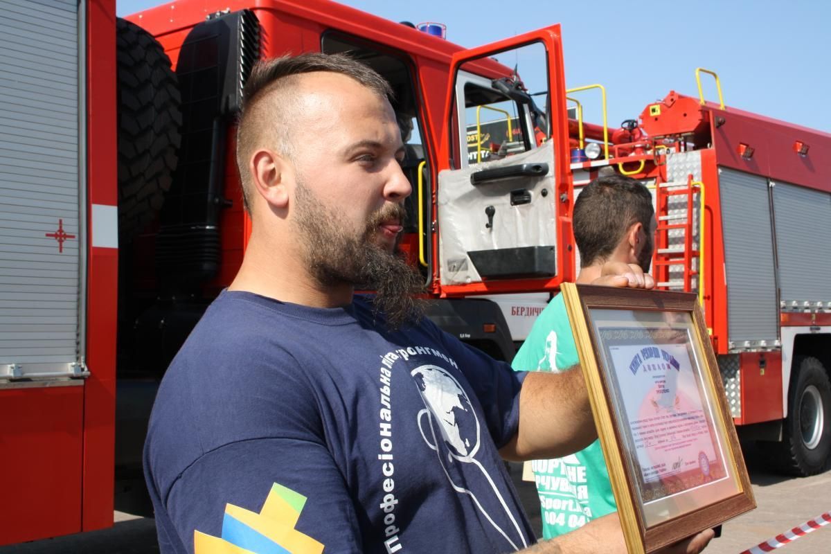 Спортсмен протягнув три пожежних авто на 12 метрів: з'явилося захоплююче відео Спортсмен протягнув три пожежних авто на 12 метрів: з'явилося захоплююче відео