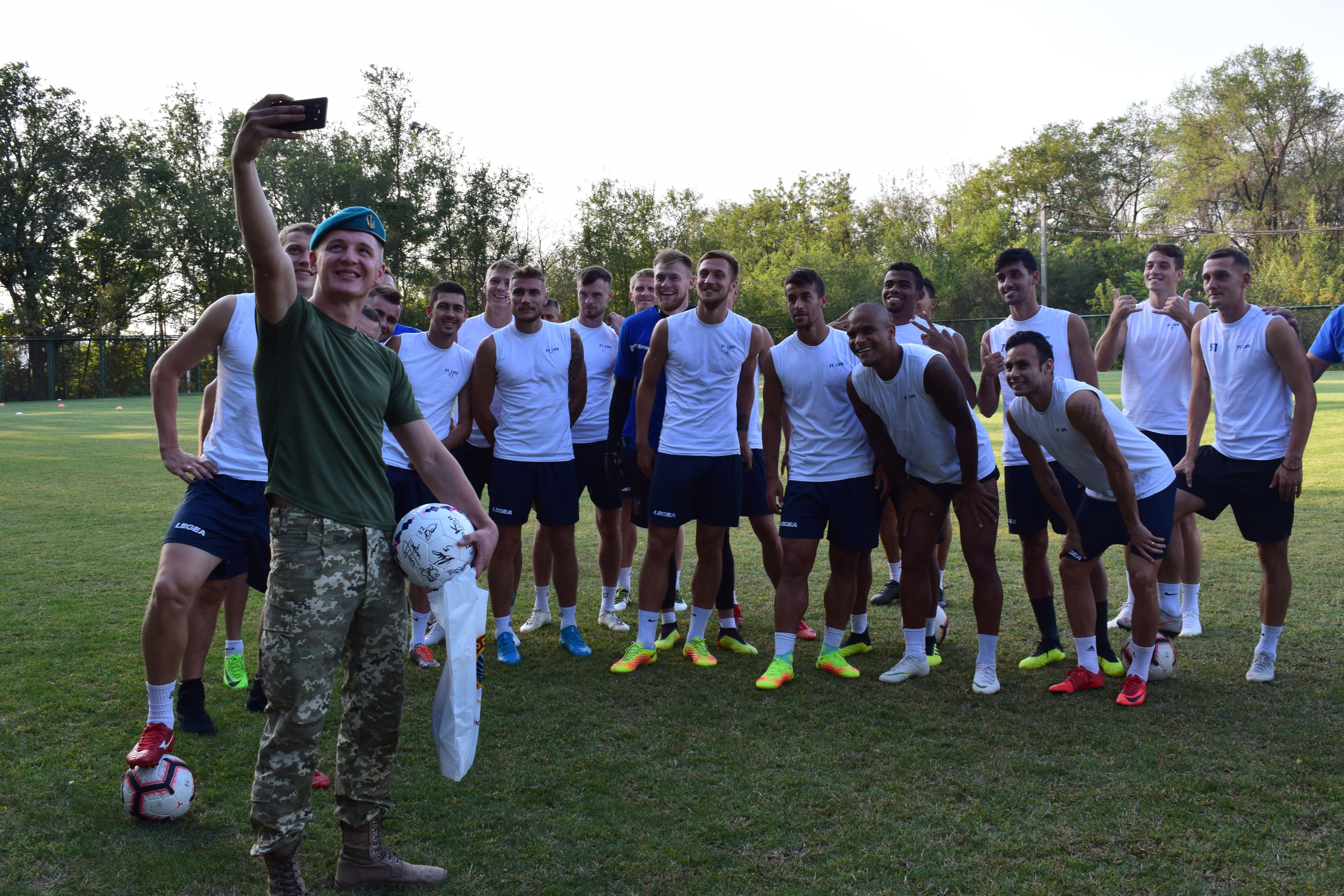 Футболисты ФК "Львов" встретились с морскими пехотинцами в Мариуполе Футболисты ФК "Львов" встретились с морскими пехотинцами в Мариуполе
