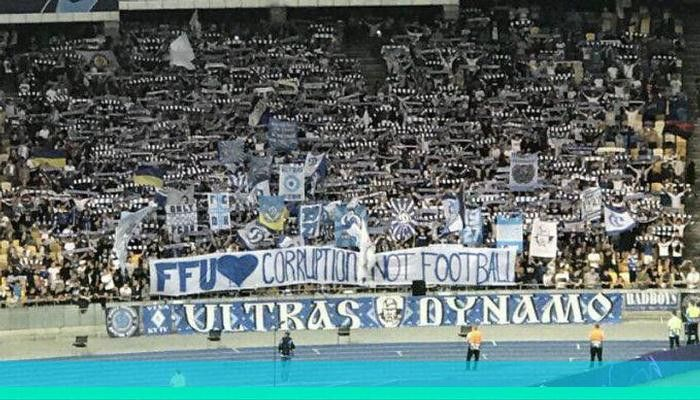 "ФФУ любит коррупцию, а не футбол": ультрас "Динамо" развернули баннер на матче Лиги чемпионов