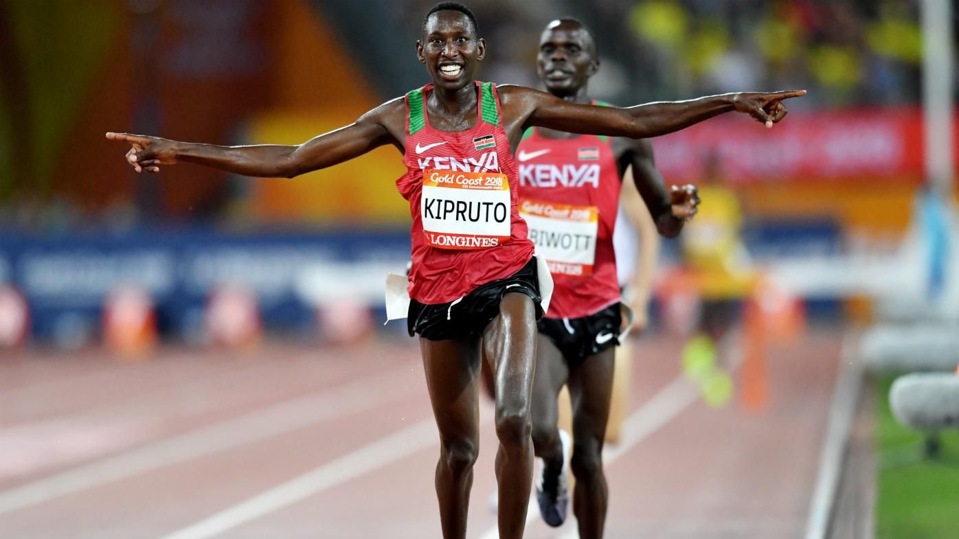 Кенийский легкоатлет в одном кроссовке финишировал первым на этапе "Бриллиантовой лиги": видео