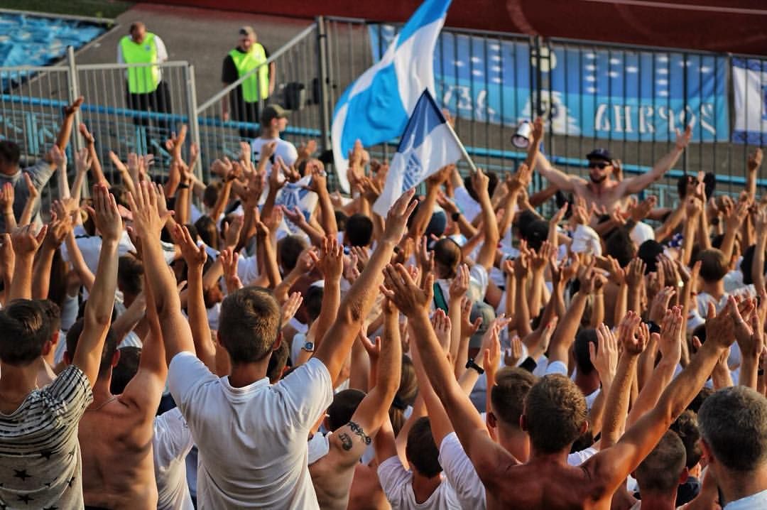 На матче чемпионата Украины по футболу вывесили баннер о Кобзоне: фото