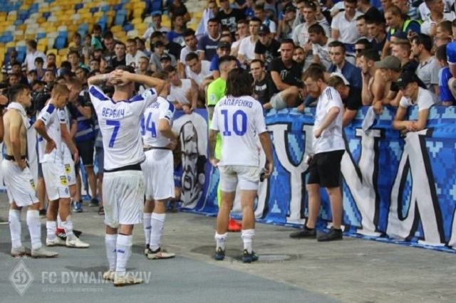 Гравці "Динамо" після ганебної поразки від "Карпат" вибачились перед ультрасом клуба: відео