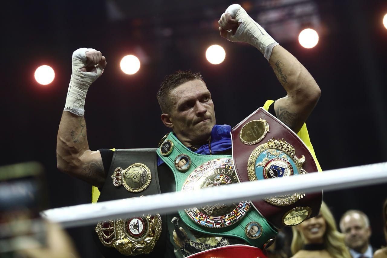 Усик показал болельщикам свой новый чемпионский пояс от IBF: видео Усик показал болельщикам свой новый чемпионский пояс от IBF: видео