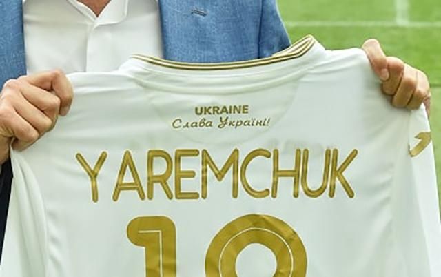 На новій формі збірної з футболу красується напис "Слава Україні": фото