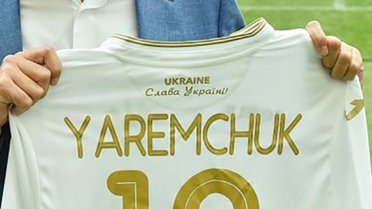 На новой форме сборной по футболу красуется надпись "Слава Украине": фото