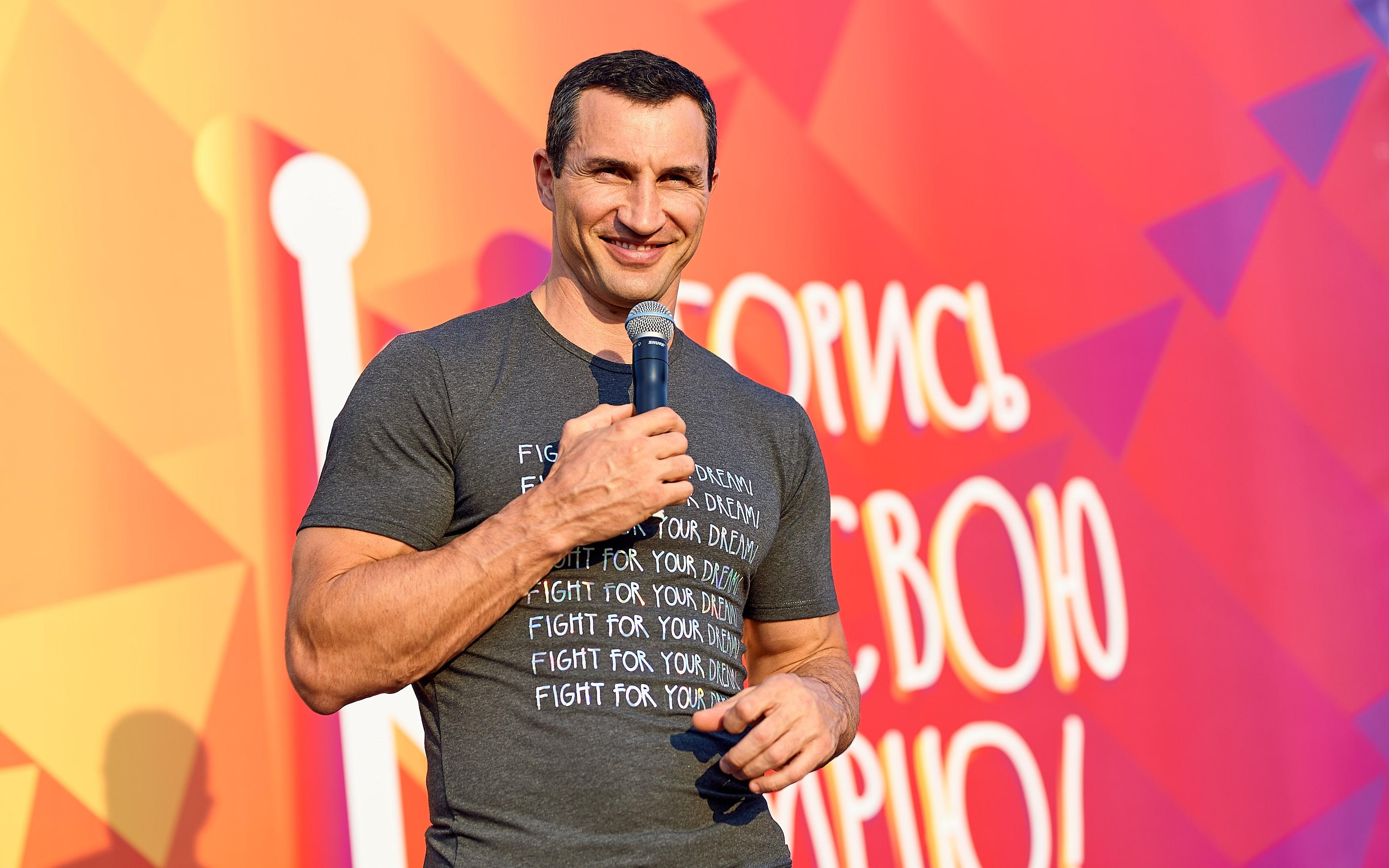 Владимир Кличко выставил на аукцион собственную забавную картину: фото