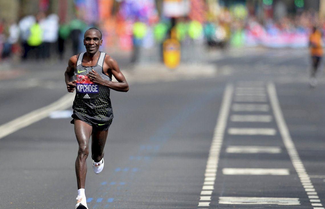 Кениец установил новый мировой рекорд в марафоне Кениец установил новый мировой рекорд в марафоне