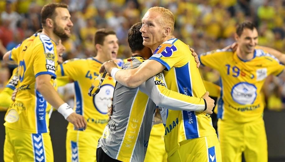 Польські гандболісти заклеїли логотип "Північного потоку-2" на своїй формі Польські гандболісти заклеїли логотип "Північного потоку-2" на своїй формі