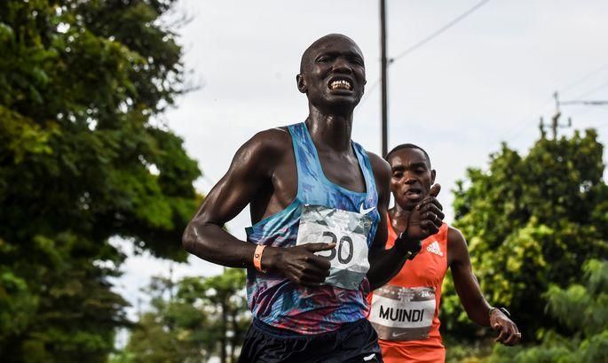Кенийского бегуна перед финишем марафона сбил автомобиль