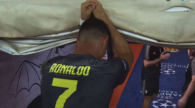 Роналду вилучили у матчі проти "Валенсії" у Лізі чемпіонів Роналду вилучили у матчі проти "Валенсії" у Лізі чемпіонів