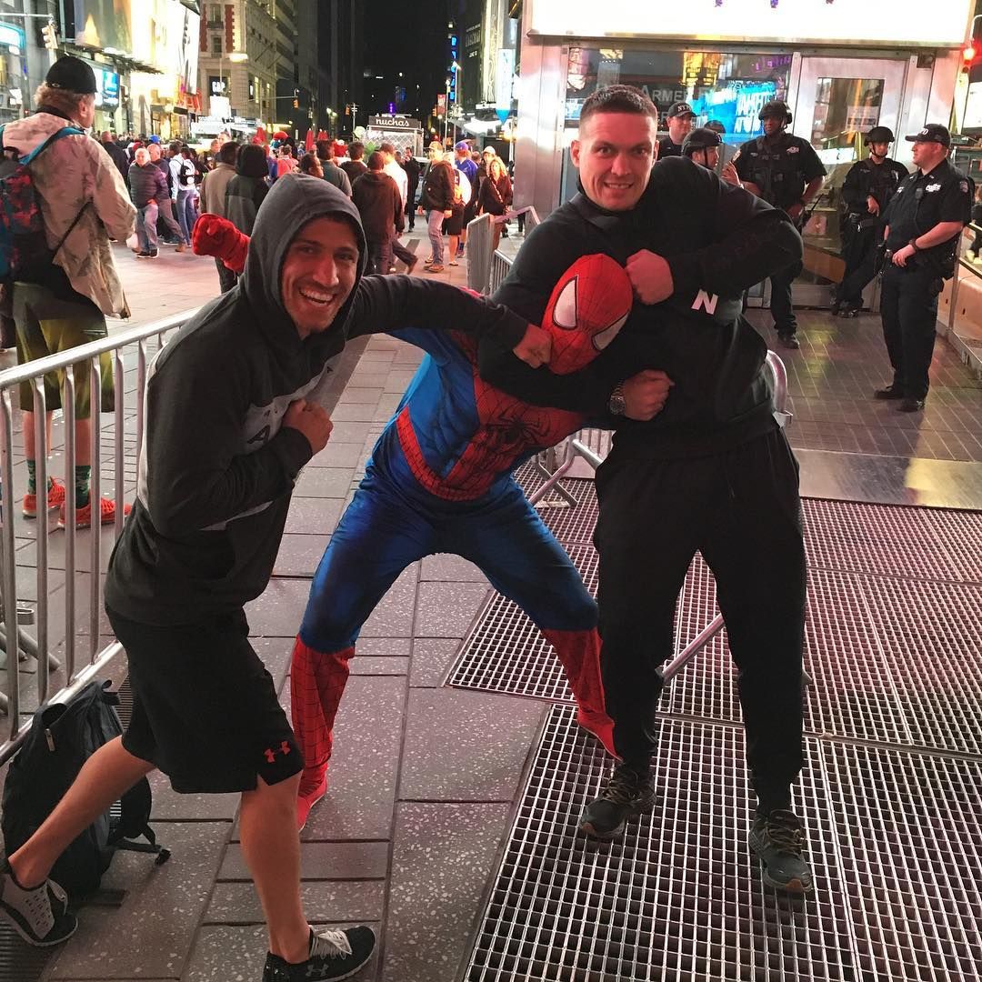 Усик і Ломаченко відвідають бій Джошуа – Повєткін у Лондоні Усик і Ломаченко відвідають бій Джошуа – Повєткін у Лондоні