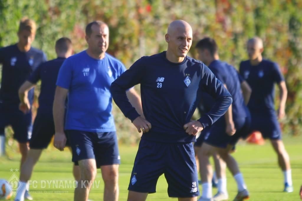 Троє гравців "Динамо" постриглися налисо перед матчем Ліги Європи: фото Троє гравців "Динамо" постриглися налисо перед матчем Ліги Європи: фото