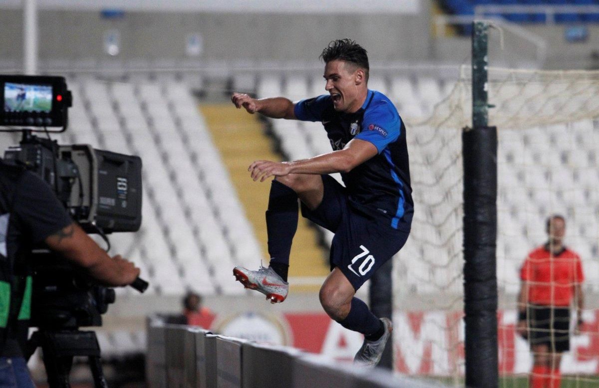 Гравець "Цюриха" провалився у яму на стадіоні, святкуючи гол: курйозне відео Гравець "Цюриха" провалився у яму на стадіоні, святкуючи гол: курйозне відео